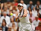 Elina Svitolinová se chystá udeit v semifinále Wimbledonu.