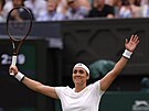 Uns Dábirová slaví výhru v semifinále Wimbledonu.