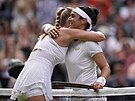 Petra Kvitová gratuluje Uns Dábirové k vítzství v osmifinále Wimbledonu.