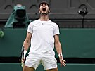 Carlos Alcaraz slaví výhru v osmifinále Wimbledonu.