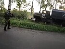 eenský útok proti ruskému vojenskému nákladnímu vozu dokonen. Útoníci míí...