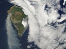 Satelitní snímek íícího se koue z poáru na ostrov La Palma. Kou výrazn...