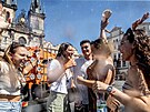Lidé se na Staromstském námstí v Praze osvili vodou pímo z kropícího vozu....