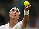 Uns Dábirová podává ve finále Wimbledonu.