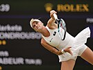 Markéta Vondrouová podává ve finále Wimbledonu.