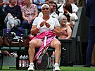 Uns Dábirová vyuívá pestávku bhem finále Wimbledonu k nabrání sil.