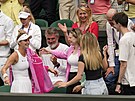 Markéta Vondrouová (vlevo) oslavuje vyhrané finále Wimbledonu s rodinou a...