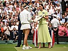 Markéta Vondrou�ová p�ebírá od princezny Kate trofej po vyhraném finále...