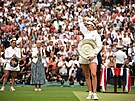 Markéta Vondrou�ová si u�ívá atmosféru po vyhraném finále Wimbledonu.