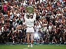 Markéta Vondrouová s trofejí pro vítzku Wimbledonu ped fanouky