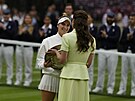 Princezna Kate pedává Markét Vondrouové trofej pro vítzku Wimbledonu.