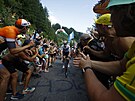 Tadej Pogaar v obklopení fanouk bhem trnácté etapy Tour de France