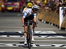 Tadej Pogaar si v cílové rovince trnácté etapy Tour de France hlídá postavení...
