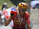 Jonas Abrahamsen se kvli horku polévá vodou na trnácté etap Tour de France