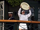 Markéta Vondrouová s trofejí pro vítzku Wimbledonu na balkonu centrálního...