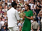 Carlos Alcaraz pebírá trofej pro vítze Wimbledonu od princezny Kate. 