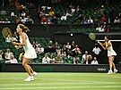 Barbora Strýcová a Sie u-wej bhem finále deblu na Wimbledonu