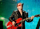 Bono bhem jediného eského koncertu U2 na praském Strahov (14. srpna 1997)