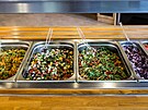 Lunchbox kantýna O2 Brumlovka: Salátový bar vypadá lákav. (18. ervence 2023)