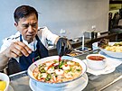 Lunchbox kantýna O2 Brumlovka: Kadý den pipravuje asijská jídla kucha Bin...
