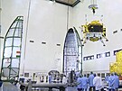 Kompletace horní ásti indické rakety LVM3 a sondy andrájan-3