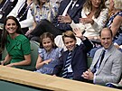 Princezna Kate, princezna Charlotte, princ George a princ William na finále...