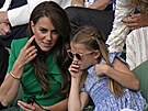 Princezna Kate a princezna Charlotte na finále muské dvouhry ve Wimbledonu...