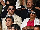 Nick Jonas a jeho tchyn Madhu Chopra na finále muské dvouhry ve Wimbledonu...