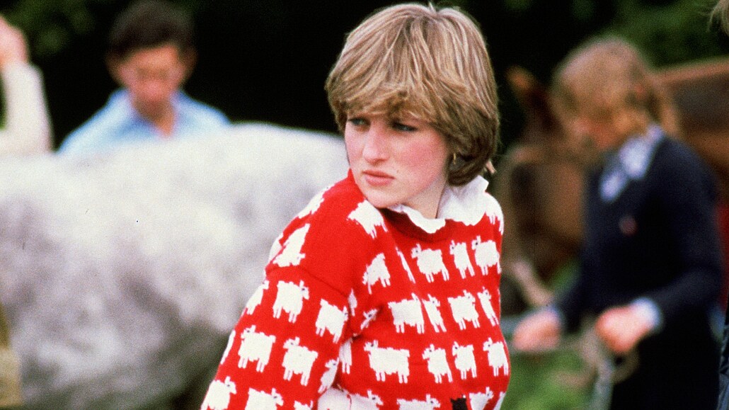 Diana, princezna z Walesu, ve svetru s �ernou ovcí (�erven 1981