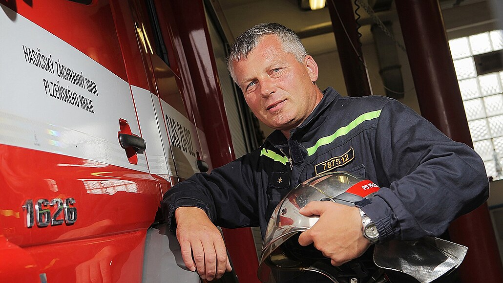 Karel Hla je profesionálním hasiem na stanici v Peticích a zárove starostou Horní Lukavice. 