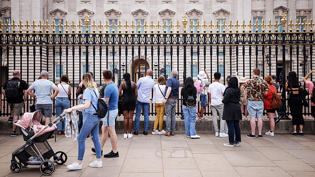 Jen za plotem. Turisté nahlíejí do areálu Buckinghamského paláce, ale mají...