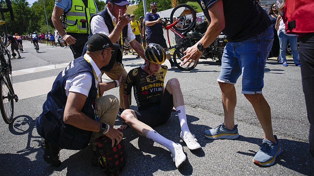 Nathan van Hooydonck po srážce s divákem na Tour de France.