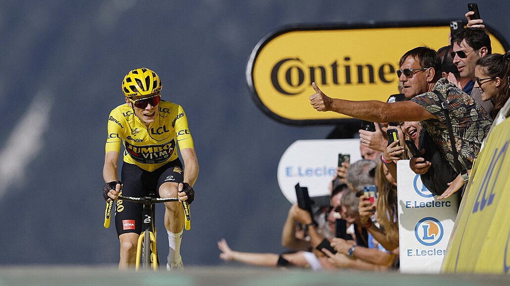 Lídr Tour de France a obhájce prvenství Jonas Vingegaard (Jumbo Visma) dojí�dí...