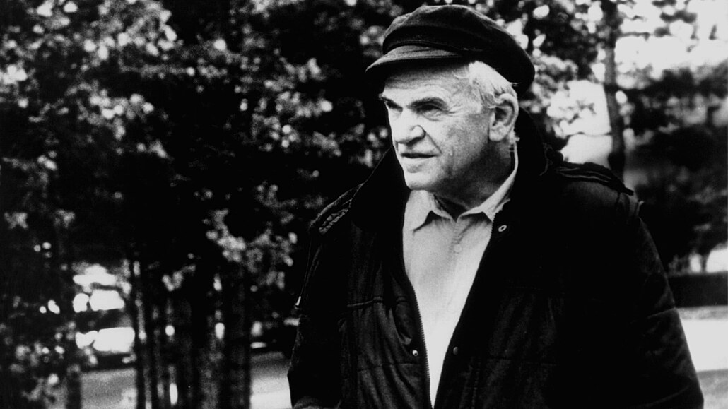 Zem�el Milan Kundera, �eský spisovatel sv�tového rozm�ru. Bylo mu 94 let.