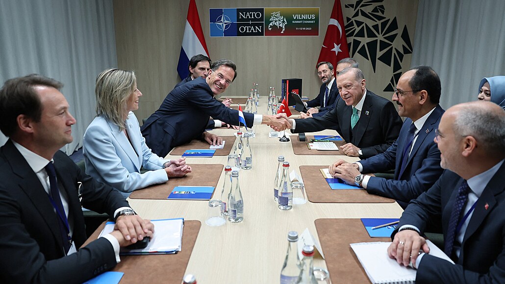 Turecký prezident Recep Tayyip Erdogan (vpravo uprosted) na summitu NATO ve...
