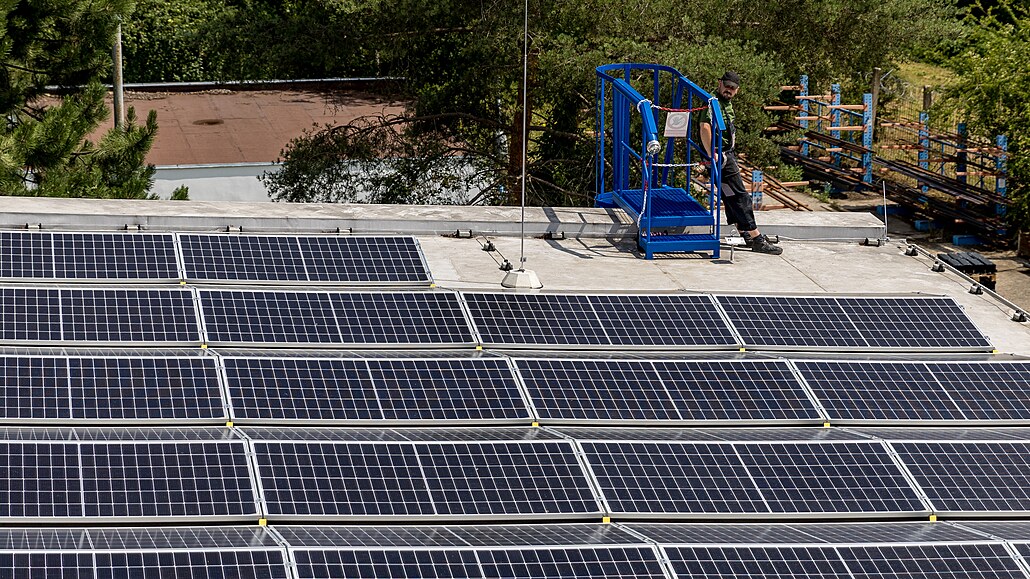 Na st�echách budov Pra�ské strojírny vznikla dosud nejv�t�í fotovoltaická...