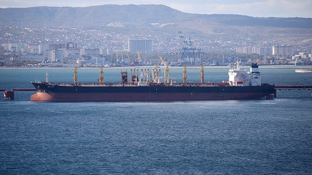 Ruský ropný tanker kotvící v Novorossijsku. Ilustrační snímek. (11. října 2022)