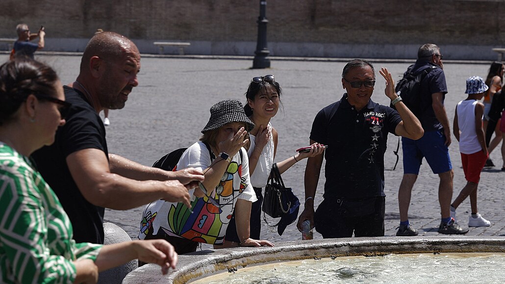 Lidé se snaí zchladit u fontány na Piazza del Popolo v ím. (14. ervence...