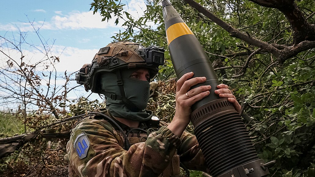 Ukrajinský voják se pipravuje k vystelení z minometu poblí Bachmutu v...