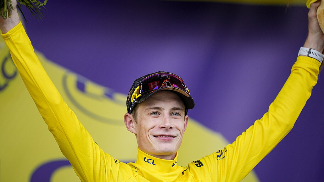 Jonas Vingegaard slaví vít�zství i �lutý dres po �estnácté etap� Tour de France.