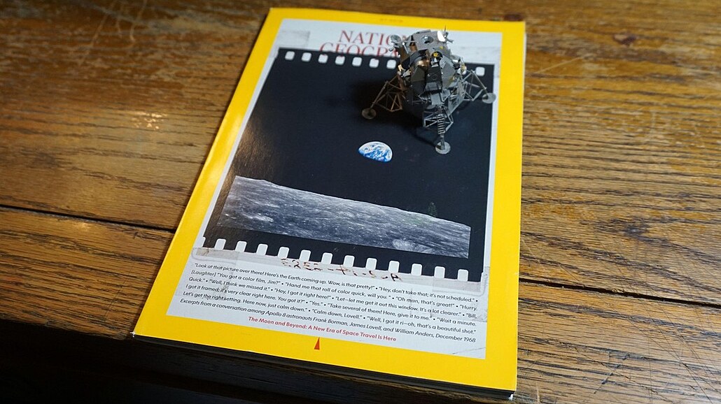 asopis National Geographic a model kosické lodi Apollo 11 (1. ledna 2020)