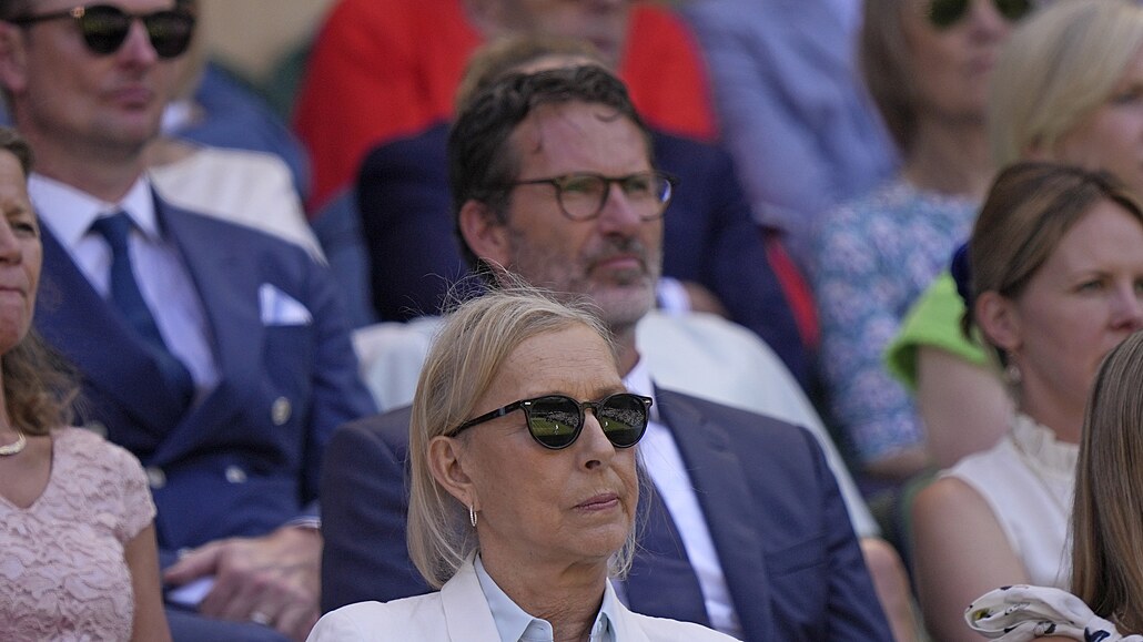Martina Navrátilová sleduje zápasy letoního Wimbledonu pímo v hlediti.