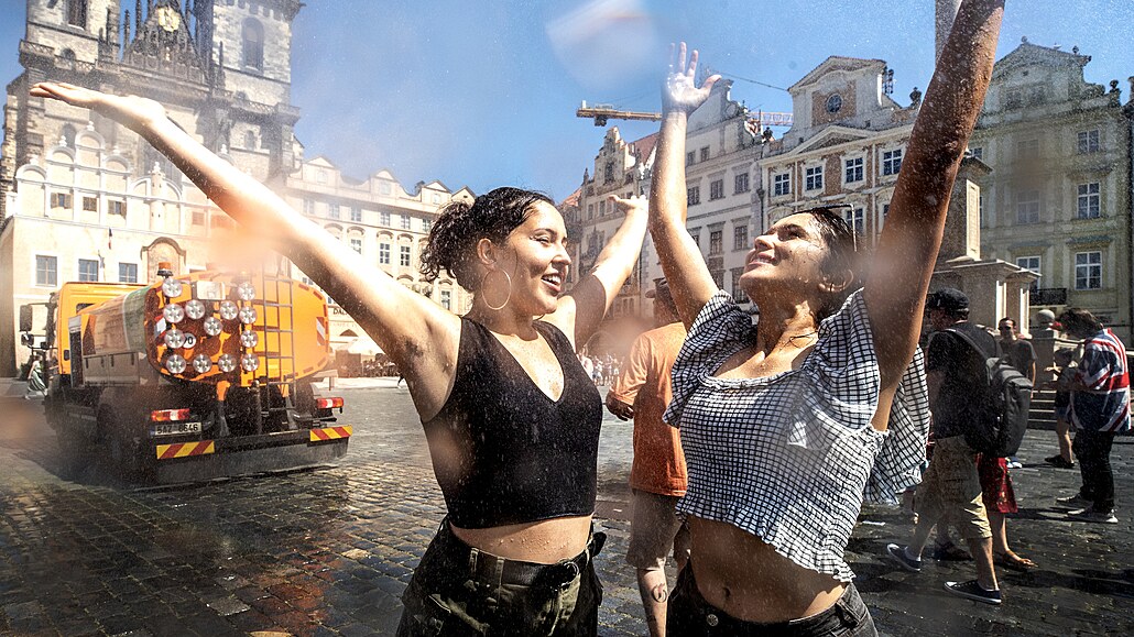 Lidé se na Staromstském námstí v Praze osvili vodou pímo z kropícího vozu....