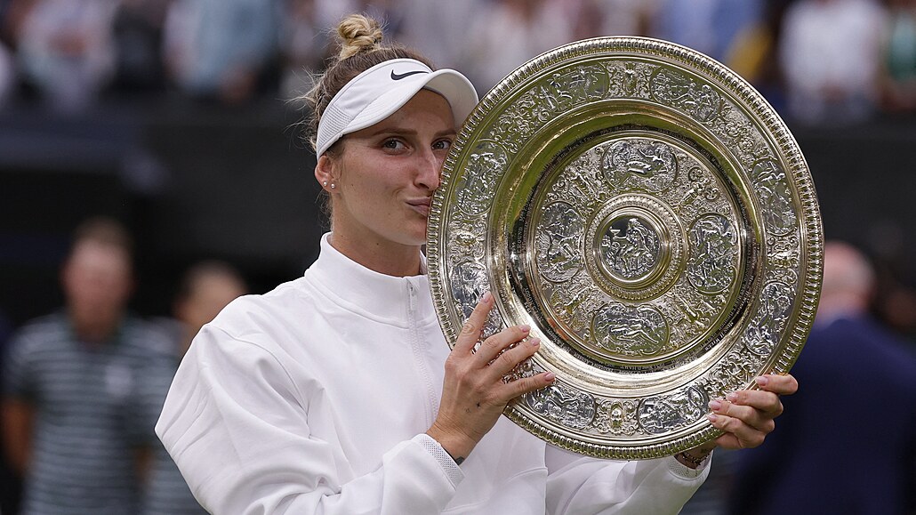 Markéta Vondroušová s trofejí pro vítězku Wimbledonu