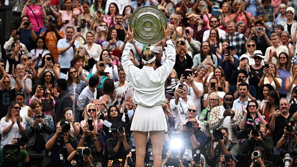 Markéta Vondrouová s trofejí pro vítzku Wimbledonu ped fanouky