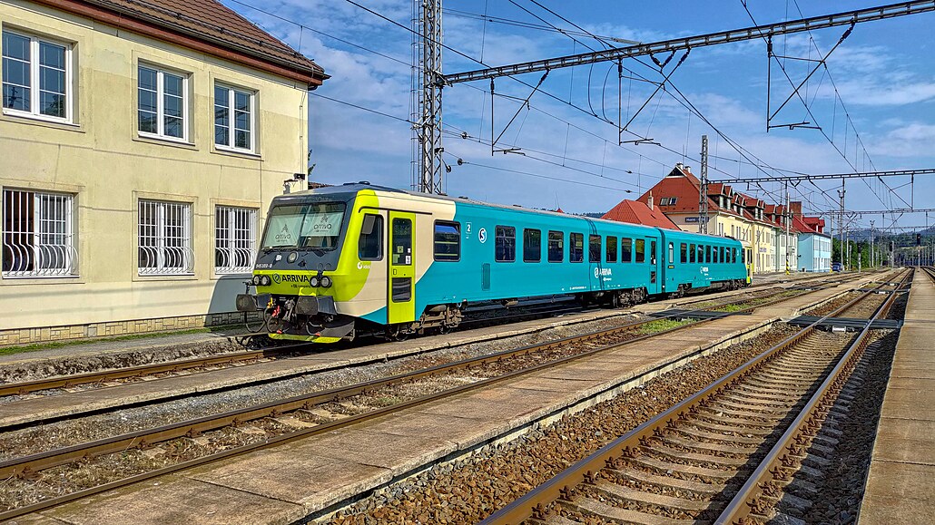 Motorová jednotka 945.103 spole�nosti Arriva ve stanici Horní Lide�