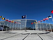 Státní vlajky �lenských zemí NATO p�ed sídlem organizace v belgickém Bruselu.