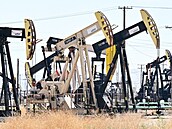 Ropná pole na úseku dálnice 33 známé jako Petroleum Highway severn� od m�sta...