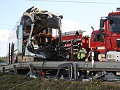 Na dálnici D2 u Brna jeden autobus narazil zezadu do druhého. Zranilo se celkem...