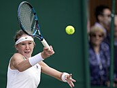 Nikola Bartková hraje forhend ve finále juniorek na Wimbledonu